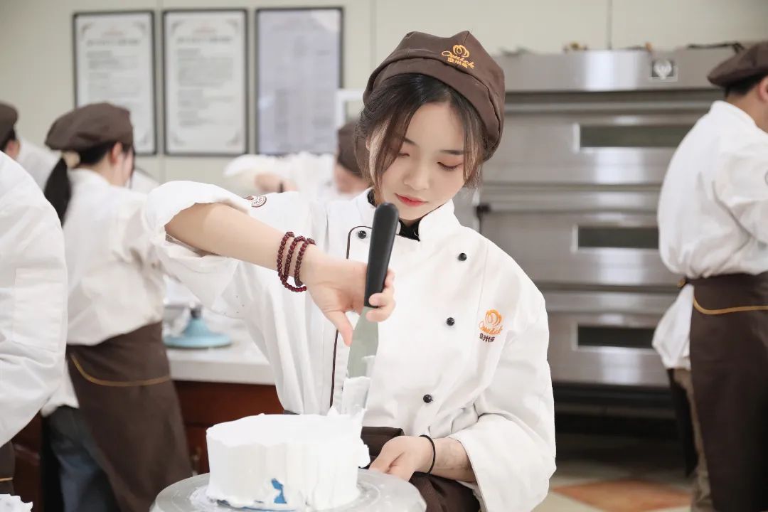 为什么说女生适合学西点专业？